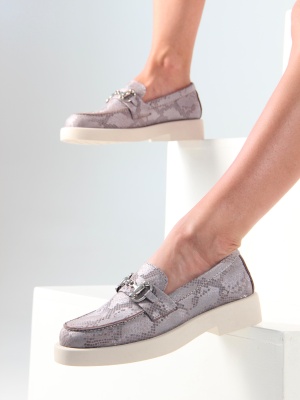 Лоферы серые с принтом змеи