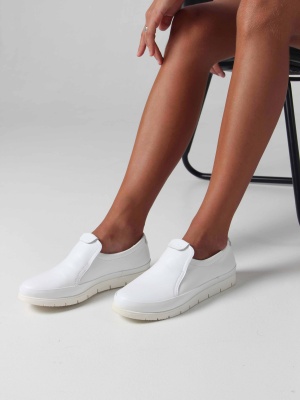 Белые мокасины и топсайдеры