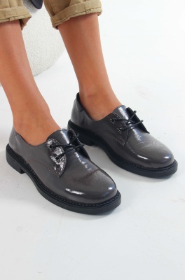 Туфли серые из лаковой кожи