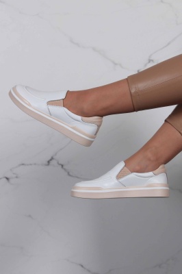 Белые мокасины и топсайдеры