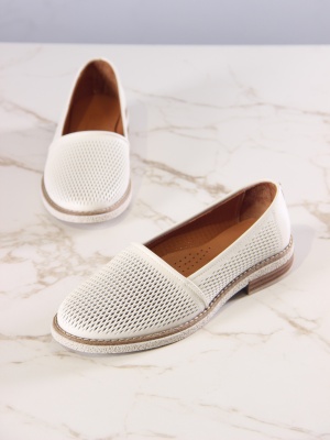 Лоферы с перфорацией бежевые