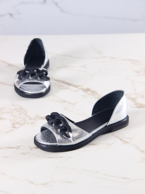 Босоножки кожаные серые