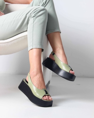 Босоножки кожаные зеленые на платформе