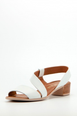 Босоножки кожаные белые