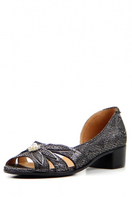 Босоножки кожаные серые с принтом змеи