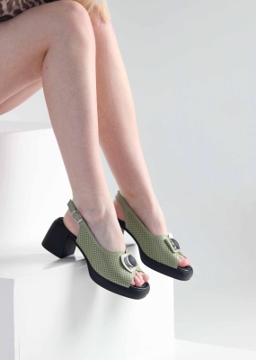 Босоножки кожаные с перфорацией зеленые