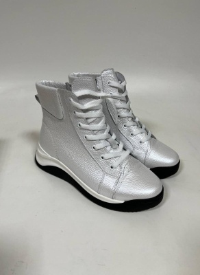 Белые ботинки и полуботинки