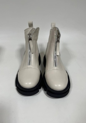 Бежевые ботинки и полуботинки