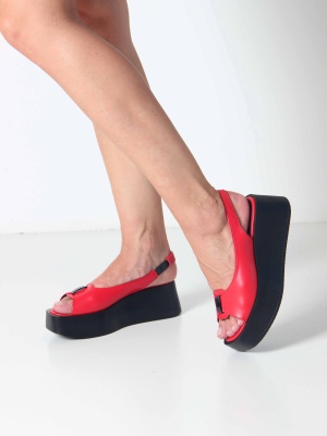 Босоножки кожаные красные на платформе