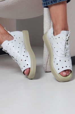 Босоножки кожаные белые с перфорацией