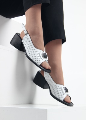 Босоножки белые с перфорацией 