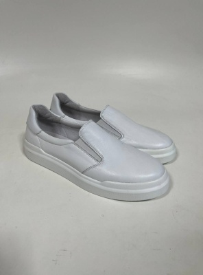 Белые мокасины и топсайдеры