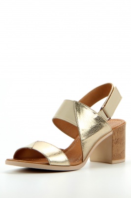 Босоножки кожаные бежевые