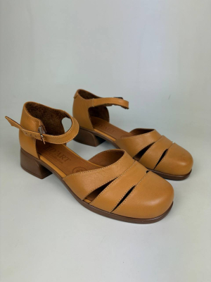 Босоножки кожаные желтые