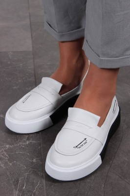 Лоферы кожаные белые