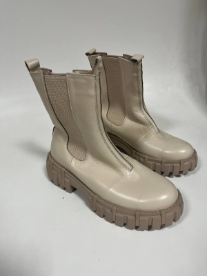 Бежевые ботинки и полуботинки