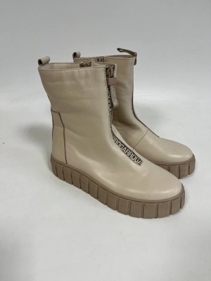 Бежевые ботинки и полуботинки