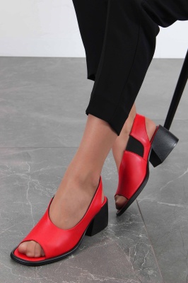 Босоножки красные кожаные