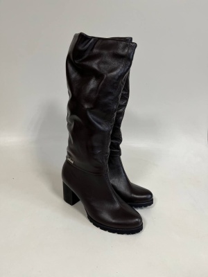 Коричневые сапоги