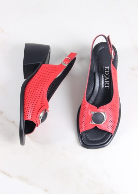 Босоножки красные с перфорацией