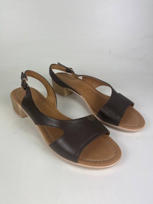 Коричневые босоножки и сандалии