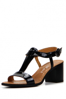 Босоножки черные из лаковой кожи
