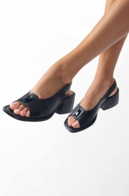 Босоножки кожаные черные