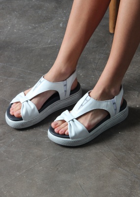 Босоножки белые кожаные