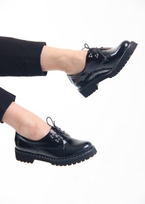 Туфли классические из лаковой кожи