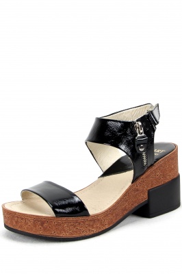 Босоножки черные из лаковой кожи