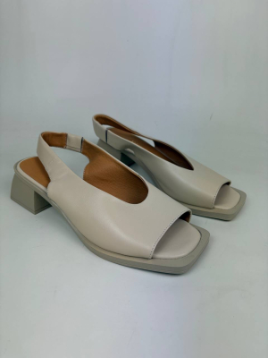 Босоножки кожаные бежевые