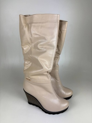 Бежевые сапоги