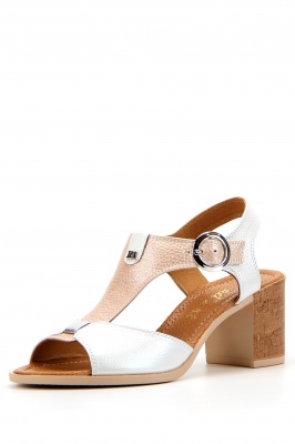 Босоножки кожаные на каблуке