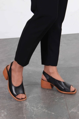 Босоножки кожаные черные