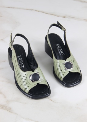 Босоножки зеленые с перфорацией
